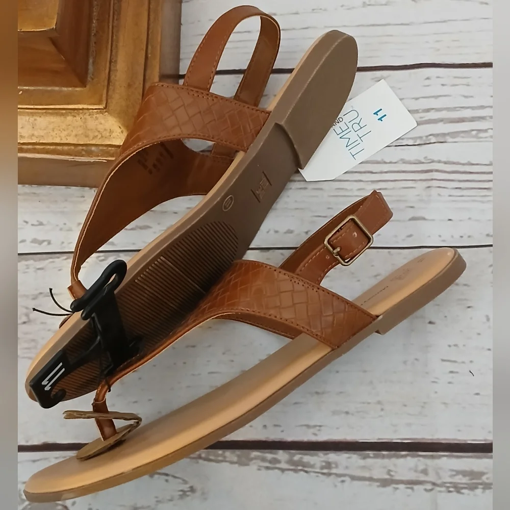 Time and Tru women's vinyl core thong hood sandals Cognac size 11